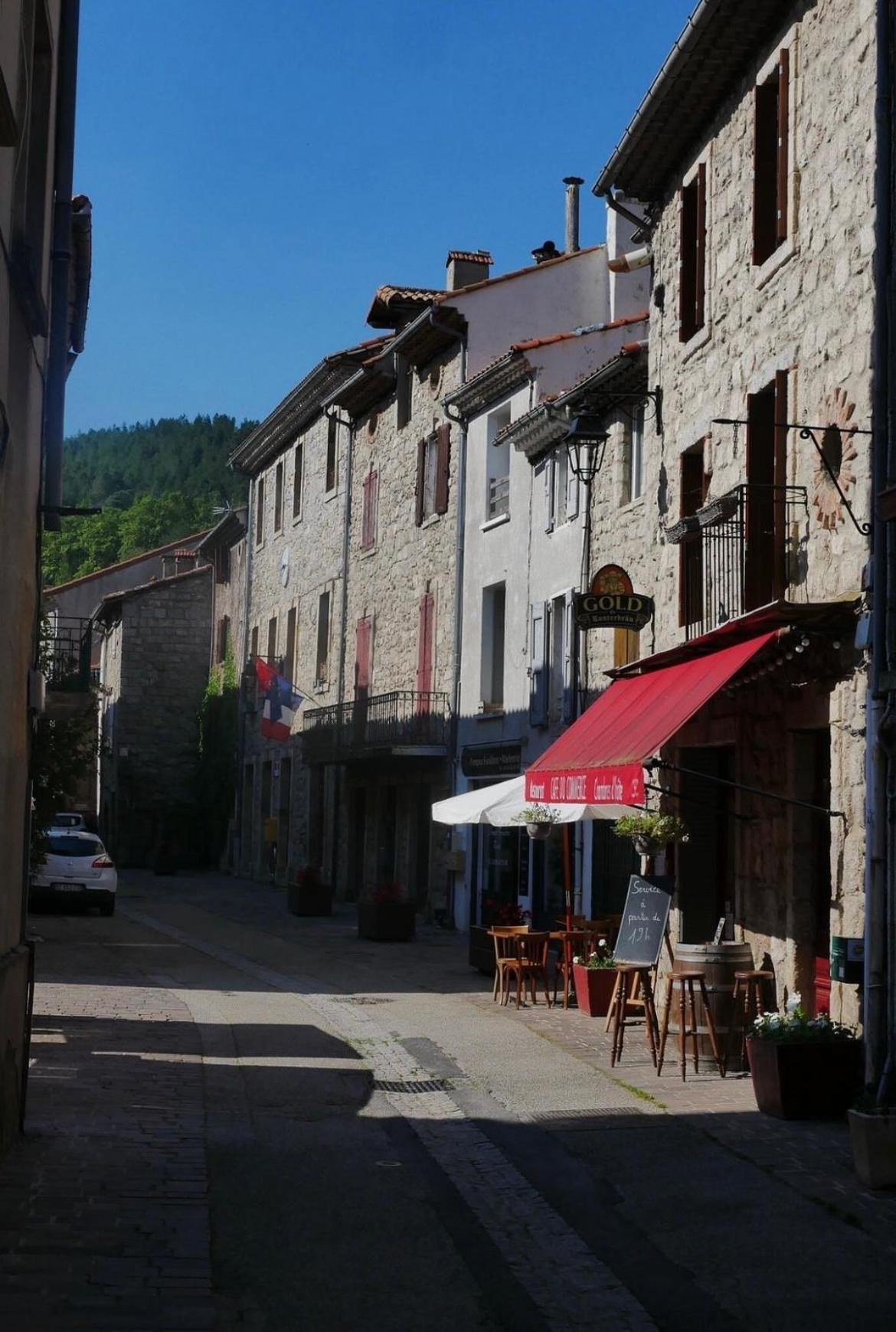 Cafe Du Commerce Genolhac 外观 照片